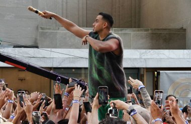 Romeo Santos, bugün Rockefeller Plaza 'daki NBC Yaz Konser Serisi' nde canlı performans sergiliyor. 22 Temmuz 2022, New York, ABD: Dominikli Amerikalı şarkıcı Romeo Santos 