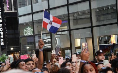 Romeo Santos, bugün Rockefeller Plaza 'daki NBC Yaz Konser Serisi' nde canlı performans sergiliyor. 22 Temmuz 2022, New York, ABD: Dominikli Amerikalı şarkıcı Romeo Santos 