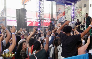 Romeo Santos, bugün Rockefeller Plaza 'daki NBC Yaz Konser Serisi' nde canlı performans sergiliyor. 22 Temmuz 2022, New York, ABD: Dominikli Amerikalı şarkıcı Romeo Santos 