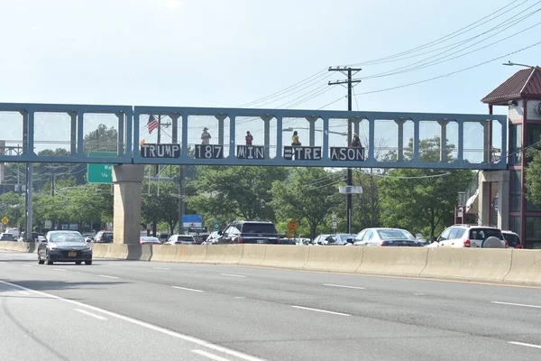 Paramus Deki Üst Geçitte Donald Trump Karşı Protesto Temmuz 2022 — Stok fotoğraf