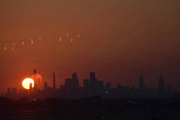 Sunrise Appears Newark New York City Skyline Newark Liberty International — стоковое фото