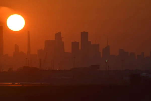 Sunrise Appears Newark New York City Skyline Newark Liberty International — стоковое фото