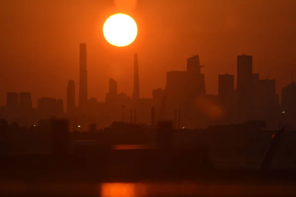 Sunrise Aparece Sobre Newark Nova York Skyline Aeroporto Internacional Newark — Fotografia de Stock