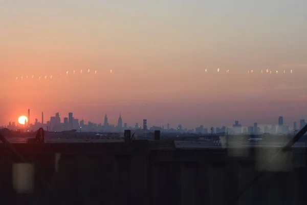 Sunrise Appears Newark New York City Skyline Newark Liberty International — Photo