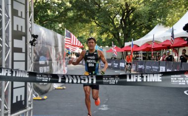 (Brezilyalı Danilo Pimentel Verizon New York Triatlonu 'nu kazandı. 24 Temmuz 2022, New York, ABD: Life Time tarafından üretilen Verizon New York City Triatlonu, New York 'ta Naumburg Bandshell, Central Park. 