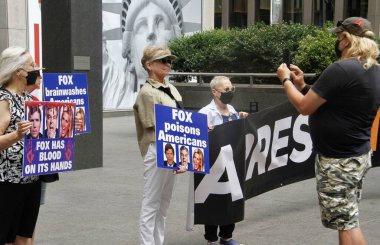 (Fox Haber 'e karşı yapılan protesto Fox Yalanları, Demokrasi öldü. 26 Temmuz 2022, New York, ABD: Çok az sayıda protestocu 6 Ocak 'taki komite oturumlarını yayınlamadığı için 6. Cadde' deki Fox TV haber binasının önünde toplandı. 