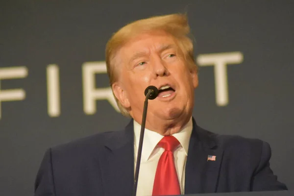 Eski ABD Başkanı Donald Trump 26 Temmuz 2022 'de Washington, D.C.' de açıklama yaptı: ABD 'nin eski başkanı Donald J. Trump, Amerika Birinci Gündem Zirvesi' nde açıklama yaptı.