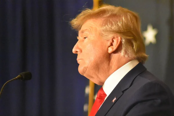 Eski ABD Başkanı Donald Trump 26 Temmuz 2022 'de Washington, D.C.' de açıklama yaptı: ABD 'nin eski başkanı Donald J. Trump, Amerika Birinci Gündem Zirvesi' nde açıklama yaptı.