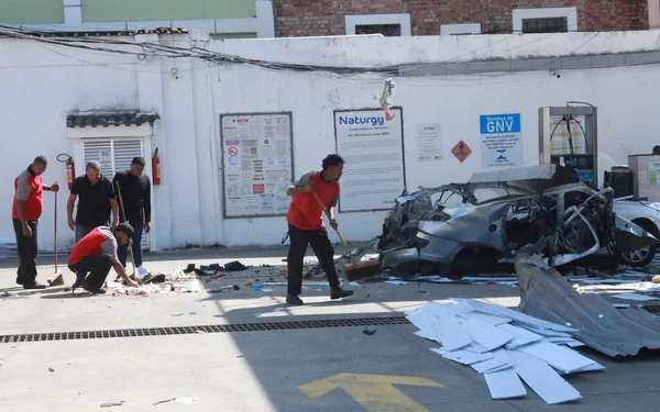 Employees Clean Gas Station Car Exploded Rio Janeiro July 2022 — Fotografia de Stock