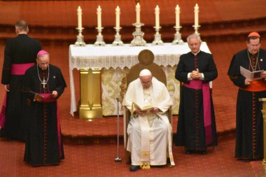 Papa Francis, Kanada 'nın Quebec kentindeki Quebec Bazilika Katedrali' nde ayine ev sahipliği yapıyor. 28 Temmuz 2022, Quebec, Kanada: Papa Francis, Notre-Dame de Quebec Bazilika-Katedrali 'nde yaptığı ayinde yaptığı konuşmada sıcak karşılandı. 