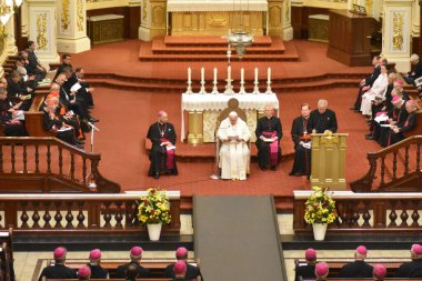 Papa Francis, Kanada 'nın Quebec kentindeki Quebec Bazilika Katedrali' nde ayine ev sahipliği yapıyor. 28 Temmuz 2022, Quebec, Kanada: Papa Francis, Notre-Dame de Quebec Bazilika-Katedrali 'nde yaptığı ayinde yaptığı konuşmada sıcak karşılandı. 