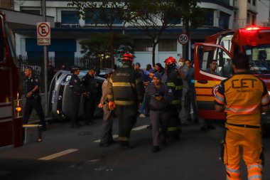 Sao Paulo 'daki Maria Paula Caddesi' nde dört yolcu devrilmiş. 29 Temmuz 2022, Sao Paulo, Brezilya: Sao Paulo şehir merkezindeki Maria Paula Caddesi, Bela Vista Mahallesi 'nde 29 Temmuz Cuma günü 4 yolcusu devrilen araba). 