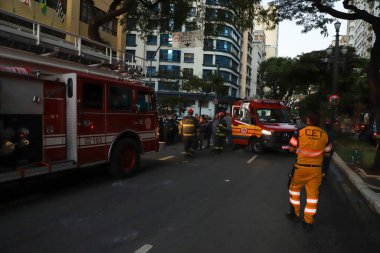 Sao Paulo 'daki Maria Paula Caddesi' nde dört yolcu devrilmiş. 29 Temmuz 2022, Sao Paulo, Brezilya: Sao Paulo şehir merkezindeki Maria Paula Caddesi, Bela Vista Mahallesi 'nde 29 Temmuz Cuma günü 4 yolcusu devrilen araba). 