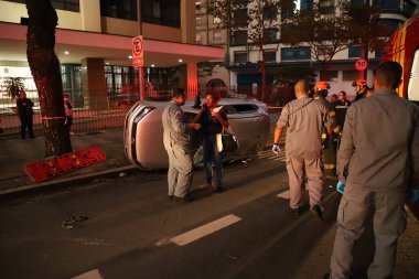 Sao Paulo 'daki Maria Paula Caddesi' nde dört yolcu devrilmiş. 29 Temmuz 2022, Sao Paulo, Brezilya: Sao Paulo şehir merkezindeki Maria Paula Caddesi, Bela Vista Mahallesi 'nde 29 Temmuz Cuma günü 4 yolcusu devrilen araba). 