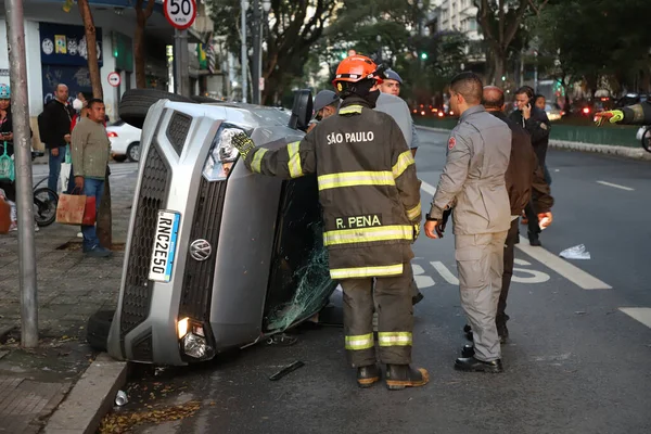 Car Four Passengers Overturns Maria Paula Street Sao Paulo July — Fotografia de Stock