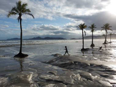 Soğuk hava, Santos sahillerinde akşamdan kalmaya neden olur. 30 Temmuz 2022, Santos, Sao Paulo, Brezilya: Sao Paulo 'nun güney kıyısındaki Santos sahillerine üç metreye ulaşabilen dalgalar, dalgalar ve dalgalar
