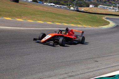 BRB Formula 4 Brezilya yarışında Interlagos hipodromunda yarışan sürücüler. 31 Temmuz 2022, Sao Paulo, Brezilya: BRB Formula 4 Brasil yarışı (3. yarış) sırasında, 2022 sezonunda Jose Carlos Pace yarış pistinde yarışan sürücüler
