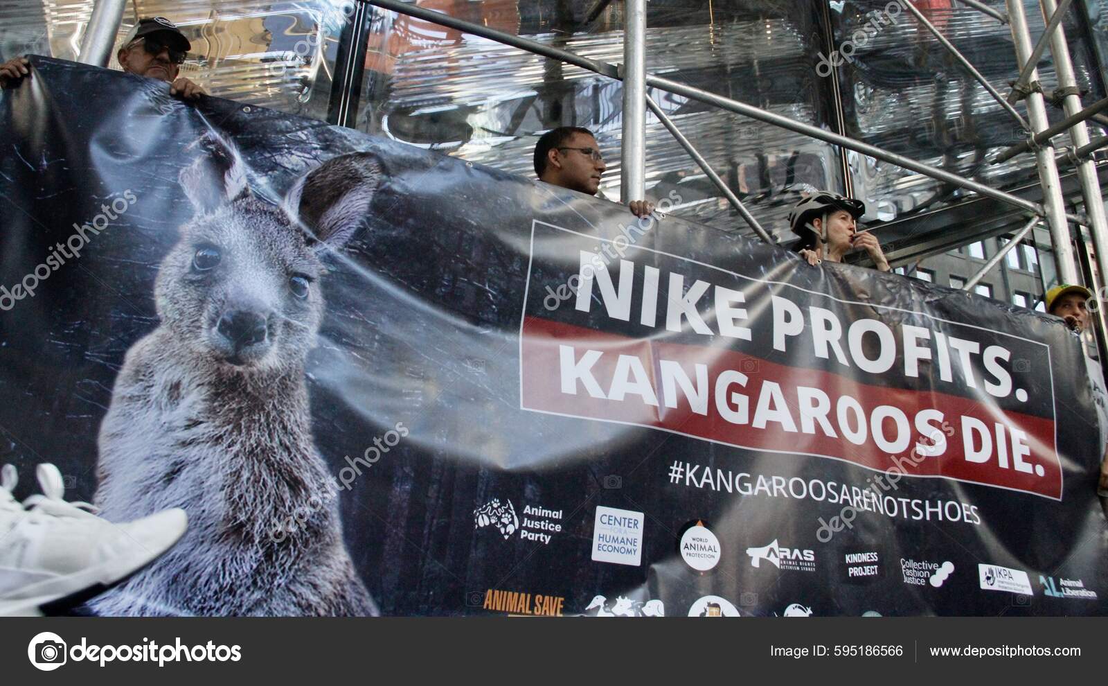 Habitual hacer clic Interpretativo Stop Nike Kangaroo Massacre Protest New York August 2022 New — Foto  editorial de stock © thenews2.com #595186566