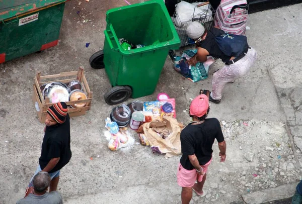 Int People Collect Food Garbage Discarded Supermarket Rio Janeiro August — Stockfoto