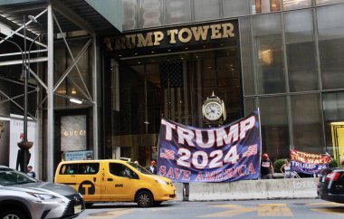 (NEW) Protest For and Against Donald Trump at Trump Tower after FBI raided his Mar-a-Lago home. August 09, 2022, New York, USA: Some protesters for and against the former US President, Donald Trump, gathered in front of Trump Tower on 5th avenue