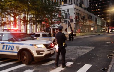 Gun shots at Apple Store on 5th Avenue-NYC. August 10, 2022, New York, USA: Gun shots at Apple Store on 5th avenue in New York with no fatal injuries. NYPD officers at the scene investigating what might have happened. 