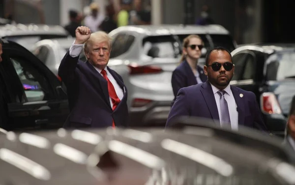 Former President Donald Trump Leaves Trump Tower New York August — Foto de Stock