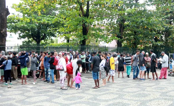 People Vulnerable Situations Form Queue Waiting Meal Rio Janeiro August — Stok fotoğraf