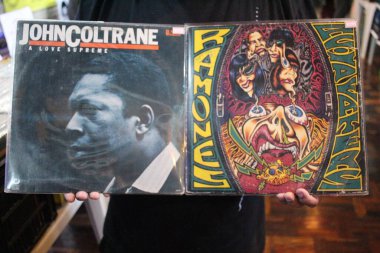 Public movement during the 3rd Edition of Vinil Fest Curitiba. August 13, 2022, Curitiba, Parana, Brazil: Movement during the 3rd edition of Vinil Fest Curitiba Vinil, which has several exhibitors offering a huge variety for all musical tastes