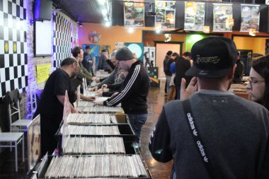 Public movement during the 3rd Edition of Vinil Fest Curitiba. August 13, 2022, Curitiba, Parana, Brazil: Movement during the 3rd edition of Vinil Fest Curitiba Vinil, which has several exhibitors offering a huge variety for all musical tastes