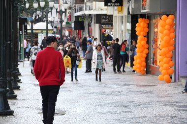 Movement in Commerce in Curitiba on the eve of Father's Day. August 13, 2022, Curitiba, Parana, Brazil: Movement of consumers in commerce in downtown Curitiba, on Saturday (13), eve of Father's Day. 