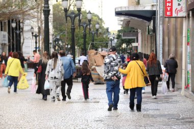 Movement in Commerce in Curitiba on the eve of Father's Day. August 13, 2022, Curitiba, Parana, Brazil: Movement of consumers in commerce in downtown Curitiba, on Saturday (13), eve of Father's Day. 