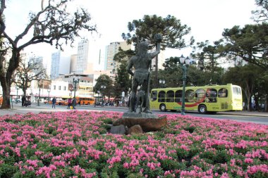 Intense hot day even in the middle of winter in Curitiba. August 13, 2022, Curitiba, Parana, Brazil: Movement of people in another very hot afternoon, even in the middle of winter, in the city of Curitiba, capital of Parana 