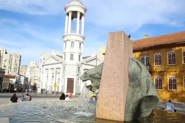 Intense hot day even in the middle of winter in Curitiba. August 13, 2022, Curitiba, Parana, Brazil: Movement of people in another very hot afternoon, even in the middle of winter, in the city of Curitiba, capital of Parana 