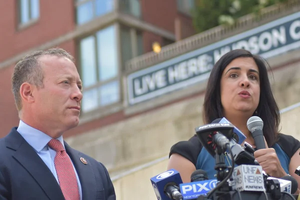 Congressman Josh Gottheimer Congresswoman Nicole Malliotakis Hold Press Conference August — Stockfoto