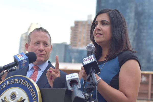 Congressman Josh Gottheimer Congresswoman Nicole Malliotakis Hold Press Conference August — Stockfoto