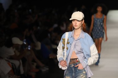 (INT) Reserva parade during Arezzo&Co fashion event. August 17, 2022, Sao Paulo, Brazil: Reserva fashion show, with the presence of model Raica Oliveira, during the Arezzo&Co fashion event, a group that brings together brands at the Bienal Ibirapuera