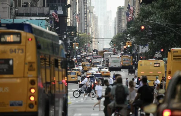 Heavy traffic of vehicles in Manhattan. August 18, 2022, New York, USA: Heavy traffic of vehicles on 5th avenue on Thursday(18) night affecting the flow of bikers and pedestrians.