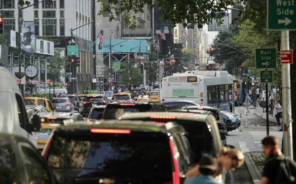 Heavy traffic of vehicles in Manhattan. August 18, 2022, New York, USA: Heavy traffic of vehicles on 5th avenue on Thursday(18) night affecting the flow of bikers and pedestrians.