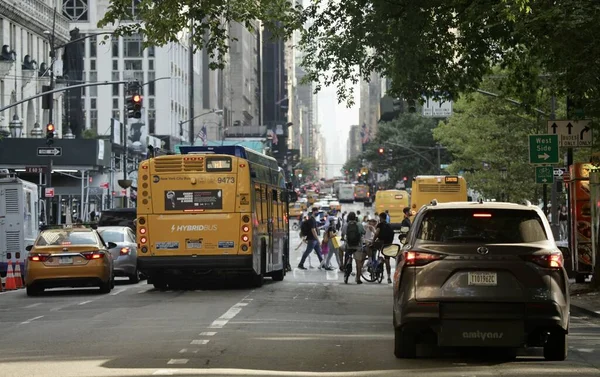 Heavy traffic of vehicles in Manhattan. August 18, 2022, New York, USA: Heavy traffic of vehicles on 5th avenue on Thursday(18) night affecting the flow of bikers and pedestrians.