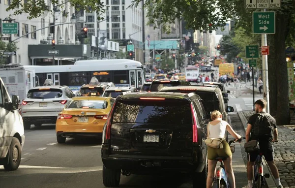 Heavy traffic of vehicles in Manhattan. August 18, 2022, New York, USA: Heavy traffic of vehicles on 5th avenue on Thursday(18) night affecting the flow of bikers and pedestrians.