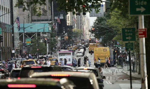 Heavy traffic of vehicles in Manhattan. August 18, 2022, New York, USA: Heavy traffic of vehicles on 5th avenue on Thursday(18) night affecting the flow of bikers and pedestrians.