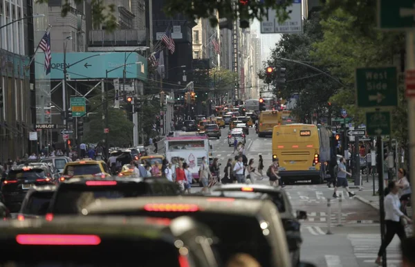 Heavy traffic of vehicles in Manhattan. August 18, 2022, New York, USA: Heavy traffic of vehicles on 5th avenue on Thursday(18) night affecting the flow of bikers and pedestrians.