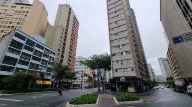 Weather Situation in Sao Paulo. August 19, 2022, Sao Paulo, Brazil: Pedestrians and homeless people face a rainy morning and low temperatures in Sao Paulo, on Friday (19).