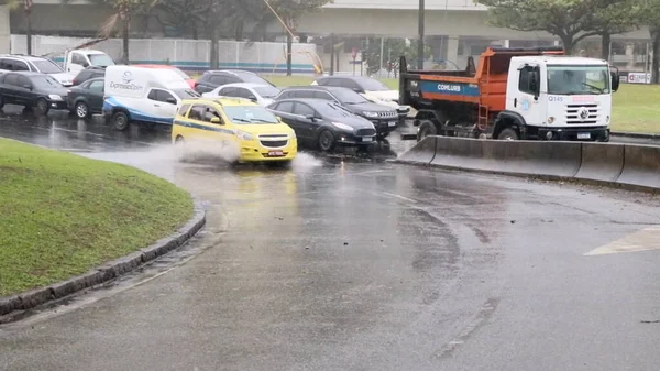 Weather: Arrival of the Cold Front in Rio de Janeiro. August 19, 2022, Rio de Janeiro, Brazil: Cold and rainy day in Rio de Janeiro due to the arrival of a cold front to the state, on Friday (19)