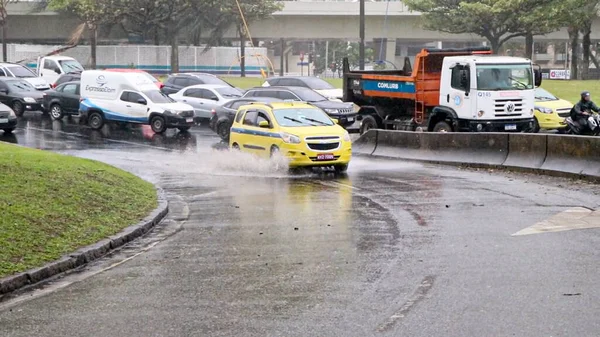 Weather: Arrival of the Cold Front in Rio de Janeiro. August 19, 2022, Rio de Janeiro, Brazil: Cold and rainy day in Rio de Janeiro due to the arrival of a cold front to the state, on Friday (19)