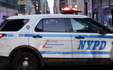 (NEW) MTA Bus involved in an accident with only one woman injured in Manhattan. August 27, 2022, New York, USA: An MTA bus was involved in an accident destroying the street post and semaphore on the corner of Lexington avenue with 58 street 