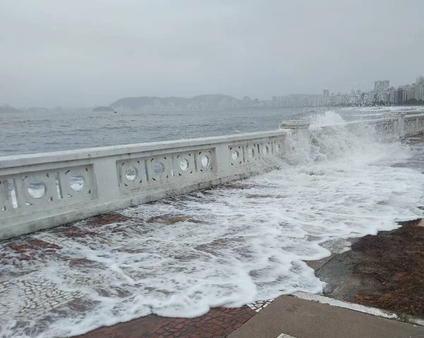 Weather: Cold front brings rain, wind, cold and hangover on the beaches in Santos. August 29, 2022, Santos, Sao Paulo, Brazil: Week starts with rain, wind, cold and surf on the beaches in Santos, on the south coast of Sao Paulo, on Monday (29).