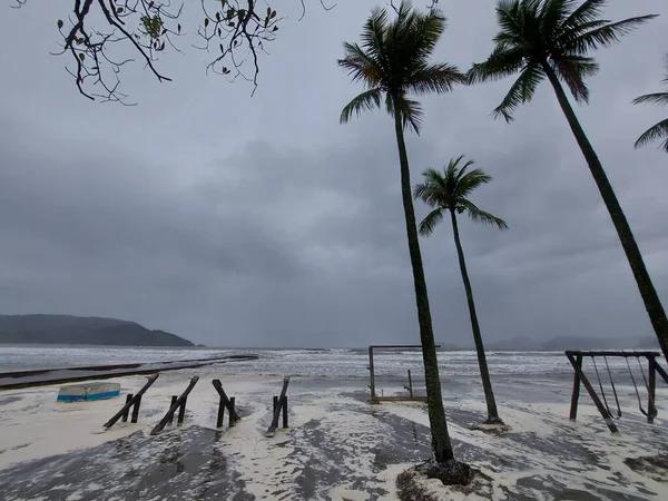 Weather: Cold front brings rain, wind, cold and hangover on the beaches in Santos. August 29, 2022, Santos, Sao Paulo, Brazil: Week starts with rain, wind, cold and surf on the beaches in Santos, on the south coast of Sao Paulo, on Monday (29).