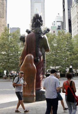 (NEW) ANCESTOR at Central Park. September 03, 2022, New York, USA: Bharti Khers Ancestor sculpture is displayed at the entrance of Central Park on 60th street with 5th avenue, New York. n