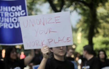 New York 'ta İşçi Bayramı Geçidi. 10 Eylül 2022, New York, ABD: Göçmenler de dahil olmak üzere çeşitli sendikalar altında çalışan pek çok işçi, 5. Cadde boyunca arkadaşlarıyla ve aile üyeleriyle birlikte kutlama yapmak için bir araya geldi.